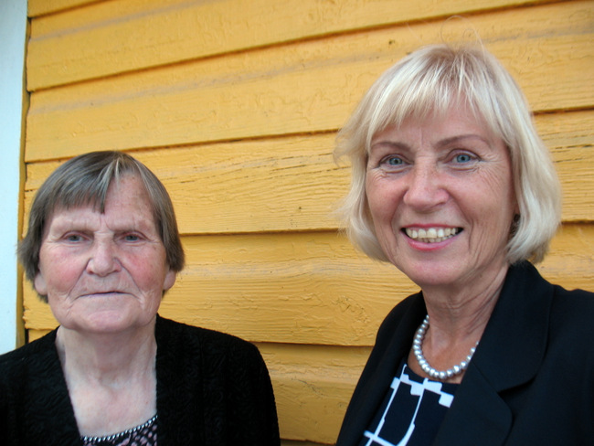 Lietuvos edukologijos universiteto docentė, dr. Vida Pukienė (dešinėje) ne tik dalyvavo konferencijoje, bet ir aplankė Debeikiuose tebegyvenančią savo motinėlę Oną Žebuolienę.